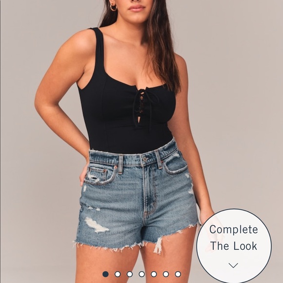 Abercrombie & Fitch Curve Love High Rise The Mom Short in Medium Wash size 2 - Picture 4 of 4